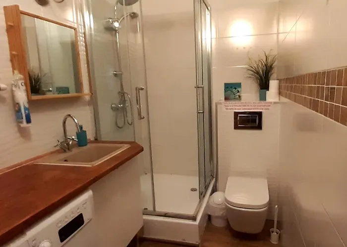 Hostel Lemuria Szkolna Centrum *